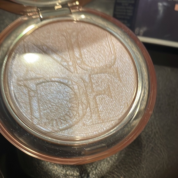Dior highlighter with brush and makeup bag - Picture 3 of 9